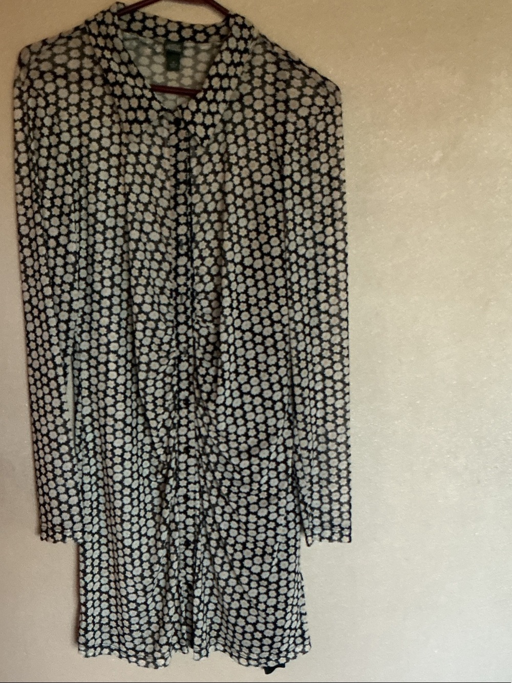 NWT wild fable Black and White Daisy Print Top with Yellow Centers